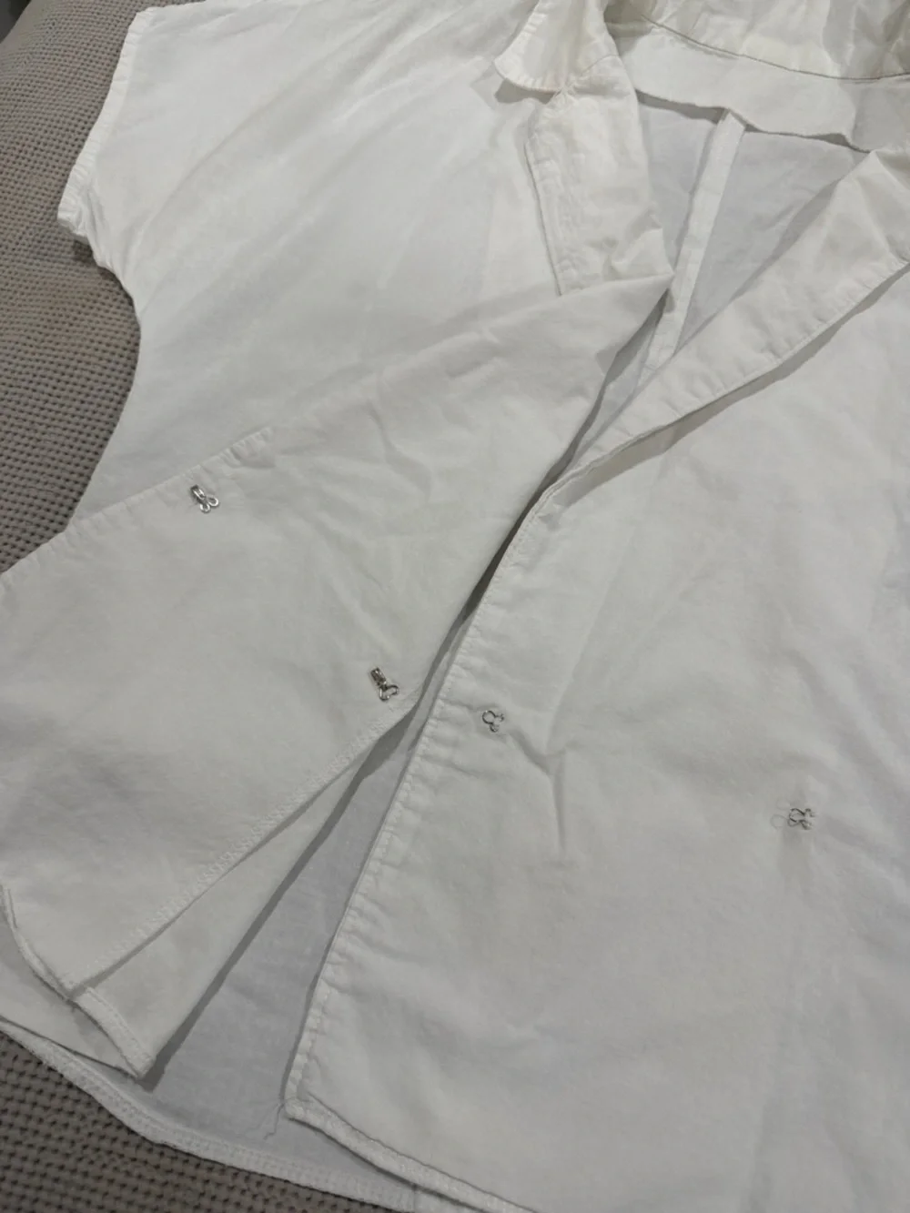 Minimalist White Wrap-Style Short Sleeve Top - Picture 3 of 6